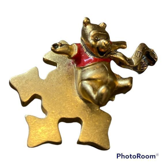 VINTAGE DISNEY GOLD WINNIE‎ THE POOH Snowflake With Winter Scarf Gold Pin - Picture 3 of 3